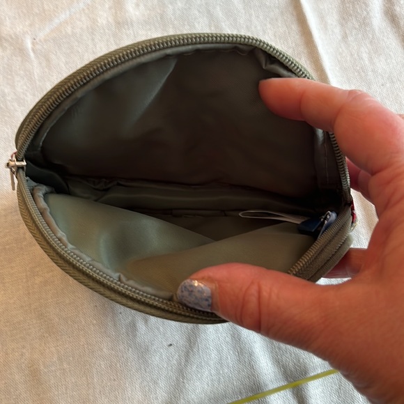 Mickey Mouse shoulder bag & cosmetic case Like New - Picture 8 of 9